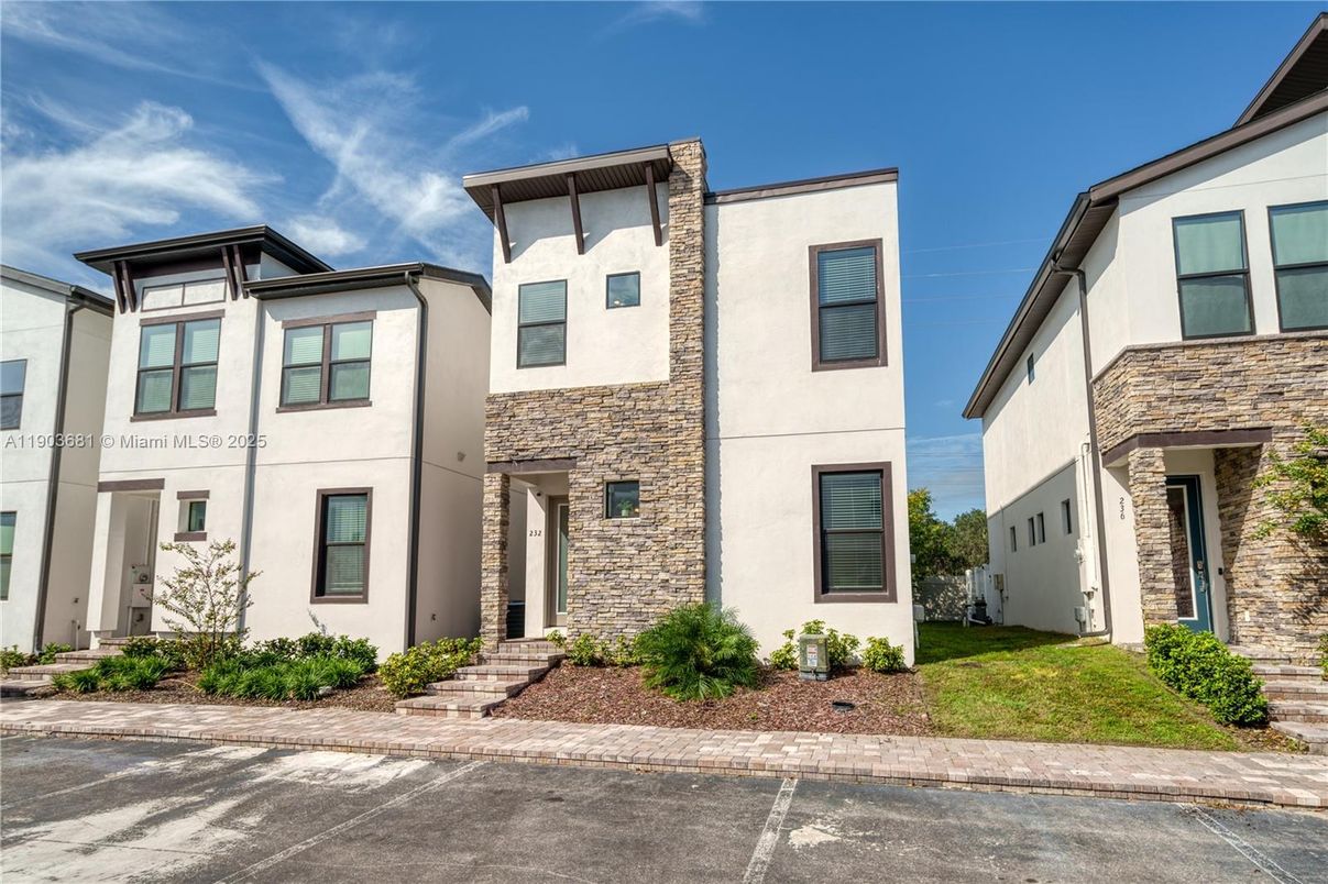 Exterior, Facade, Rowhouse