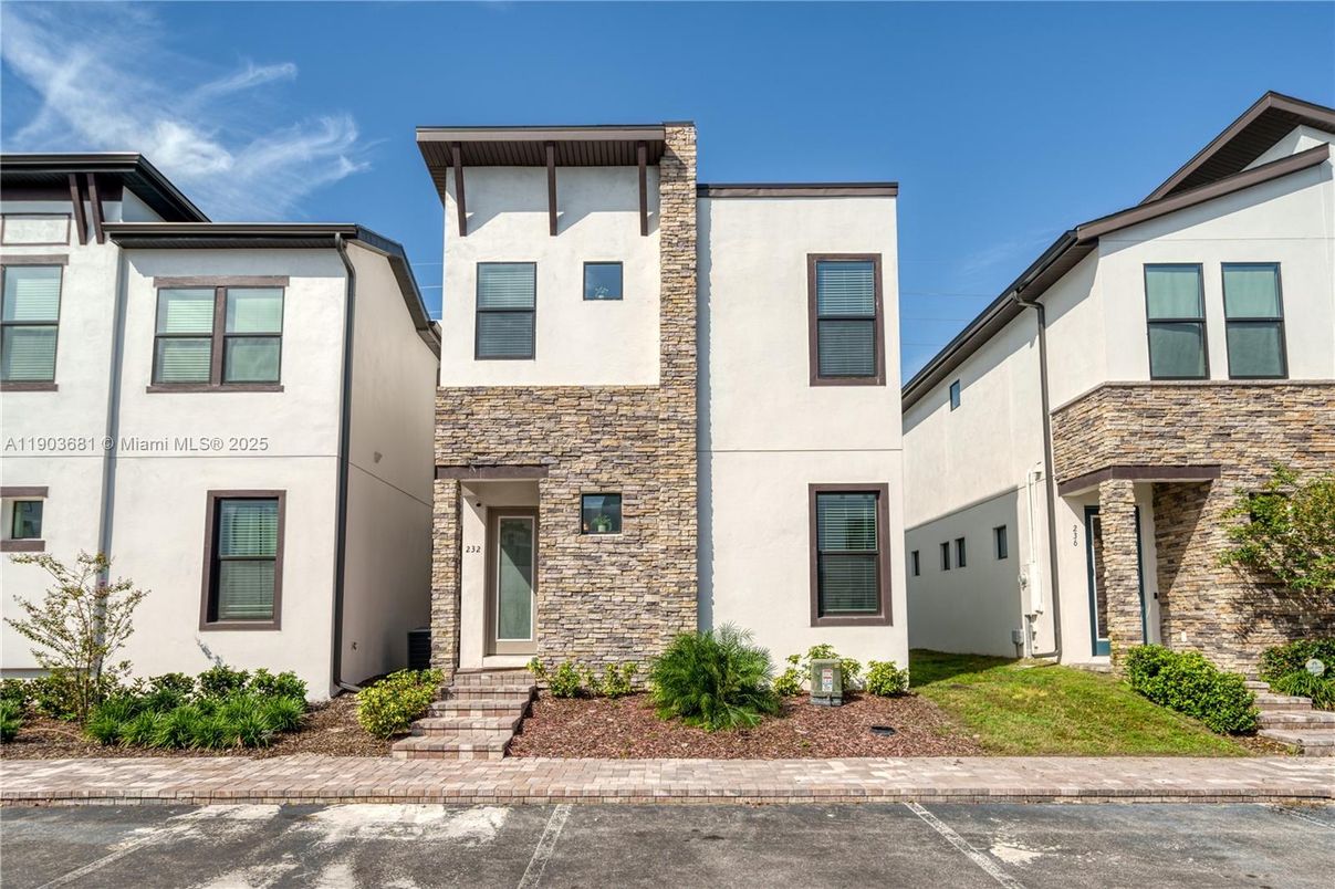 Exterior, Facade, Brick Facade, Rowhouse