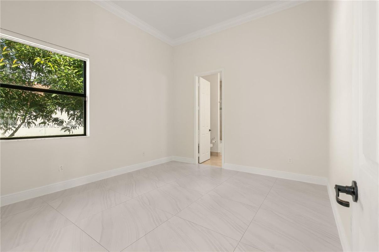 Empty room, Interior