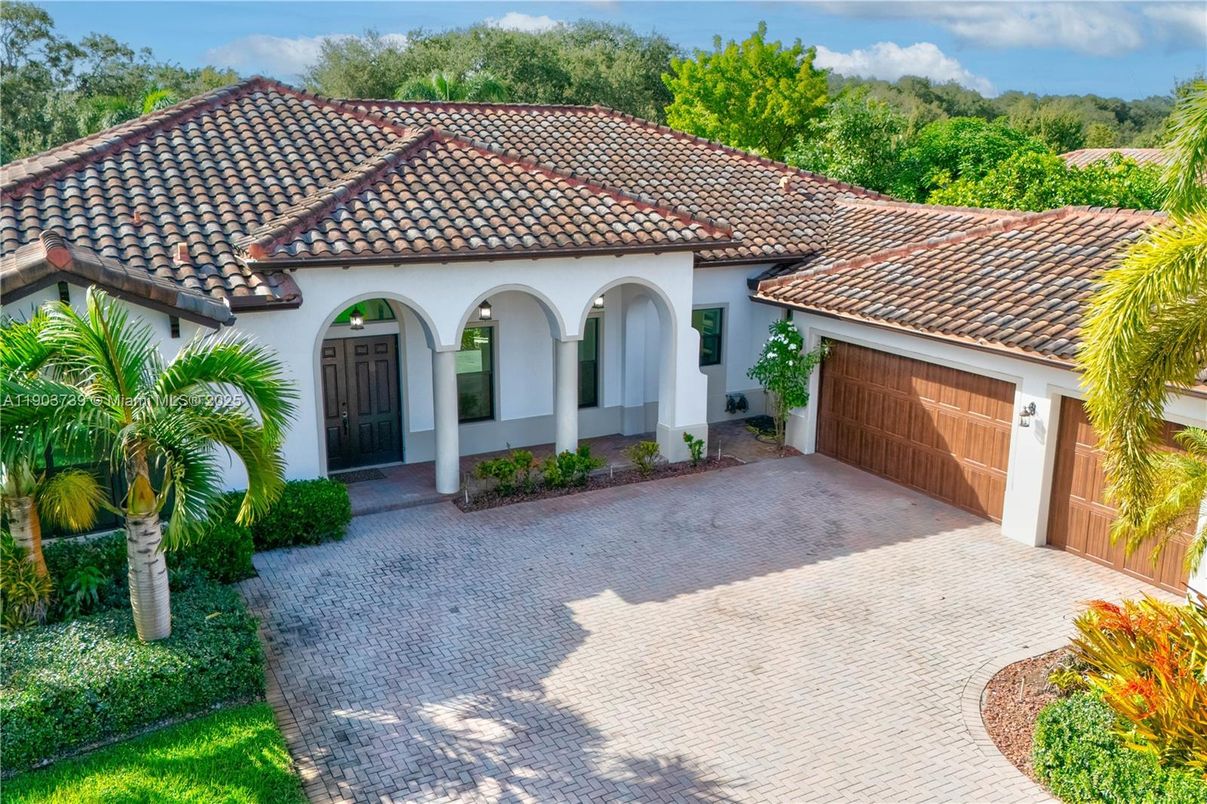 Attached, Exterior, Facade, Spanish Mediterranean