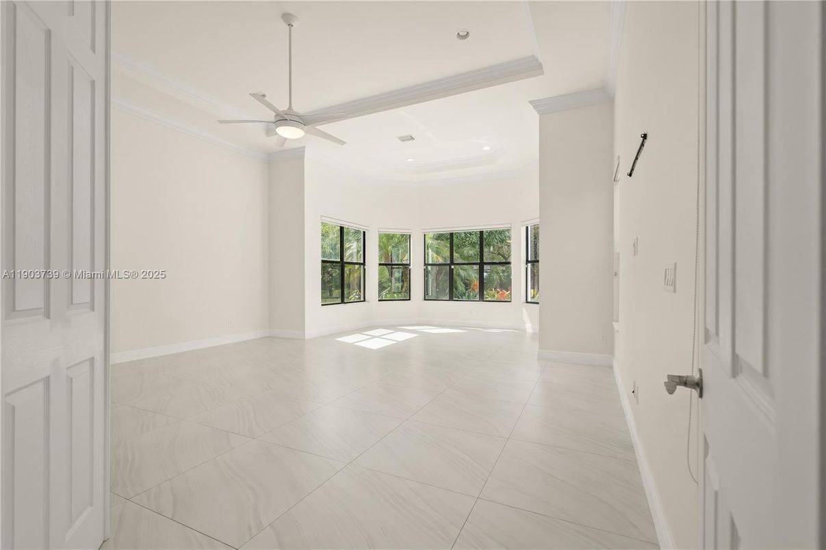 Empty room, Interior, Recessed Lighting