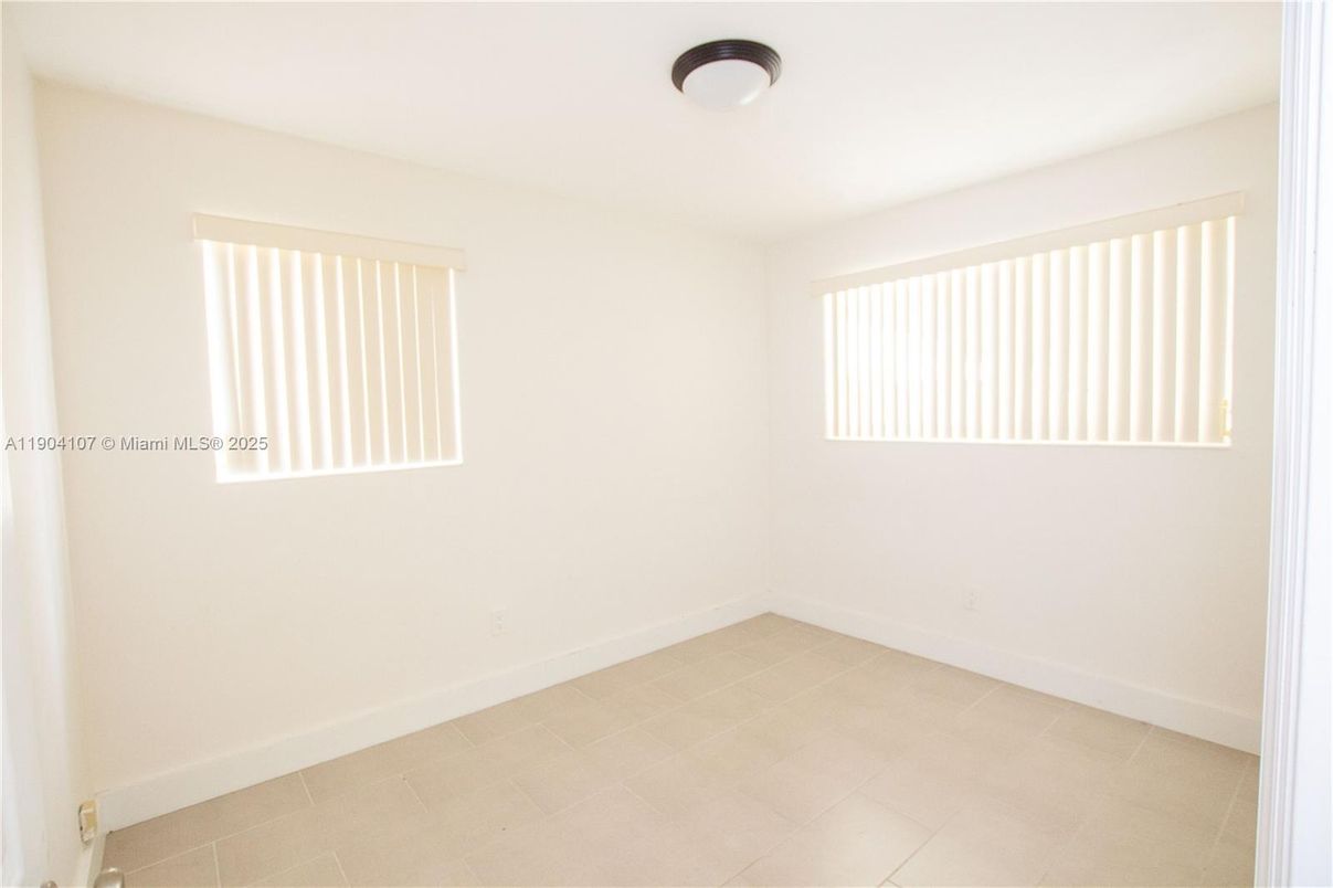 Empty room, Interior