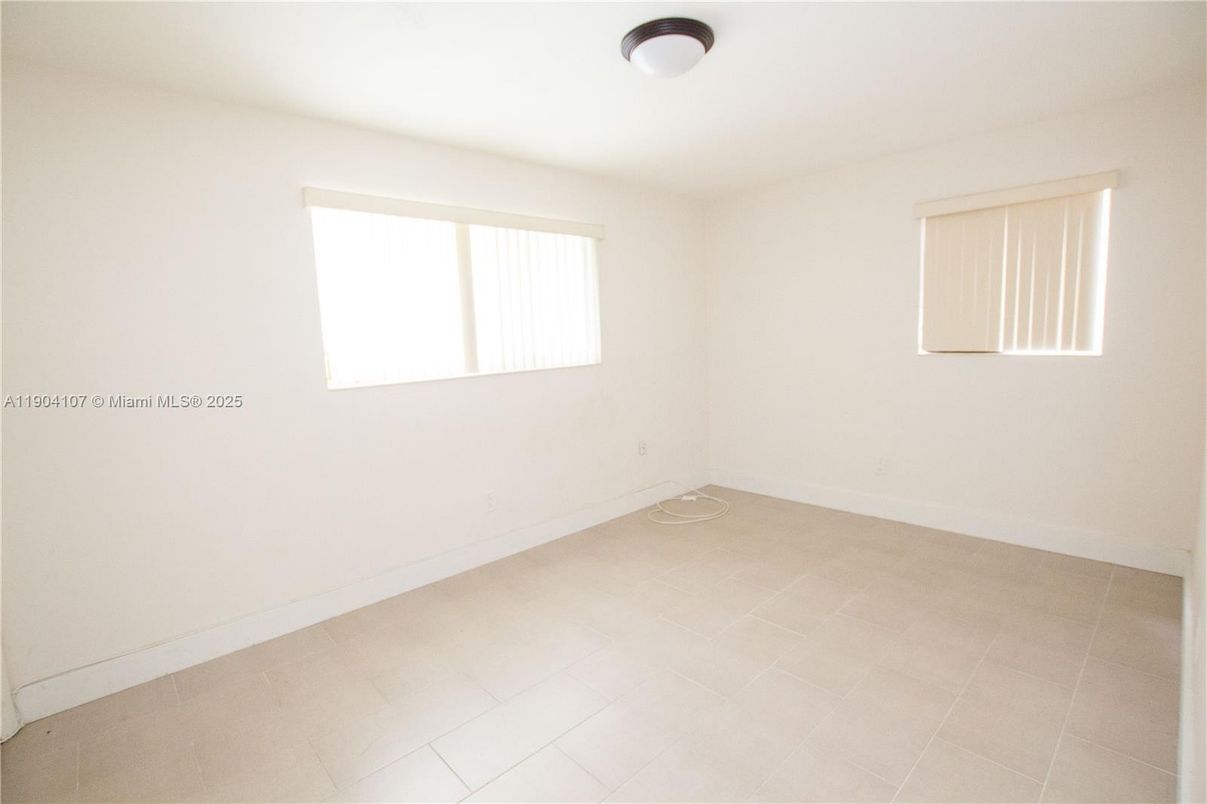 Empty room, Interior