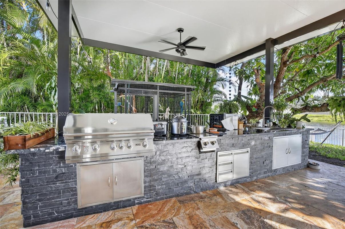 Exterior, Outdoor Kitchen