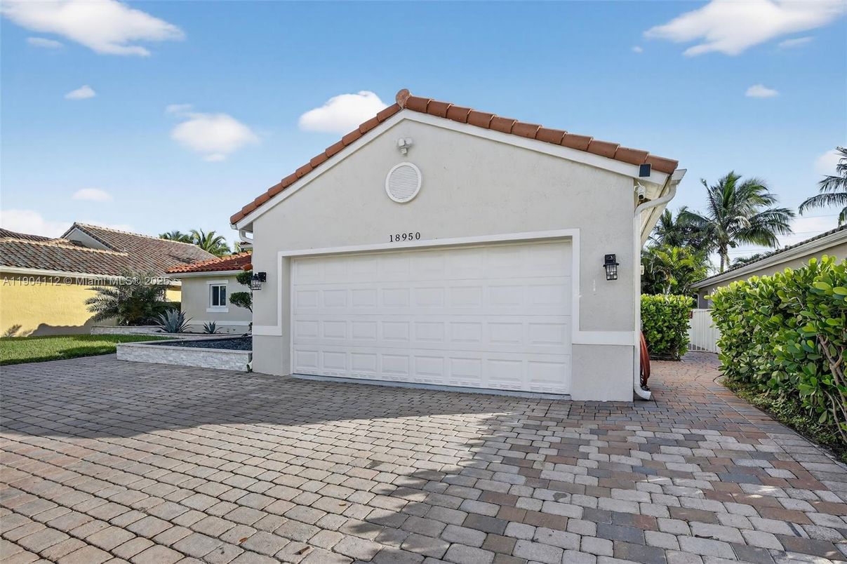 Detached Garage, Exterior