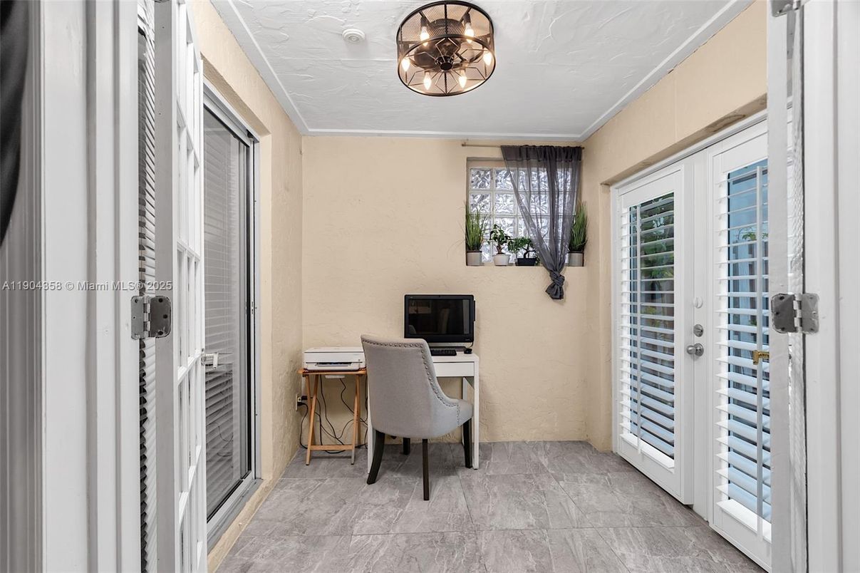 Home Office, Interior