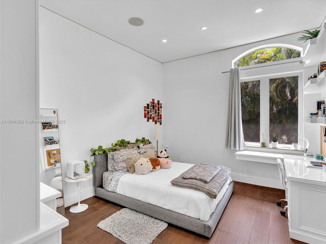 Bedroom, Home Office, Interior, Recessed Lighting, Wood Texture Flooring