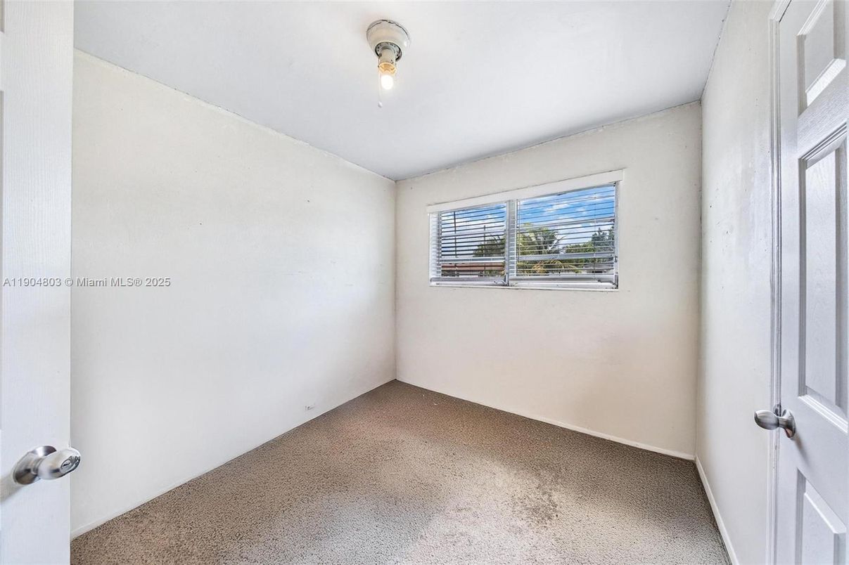 Empty room, Interior