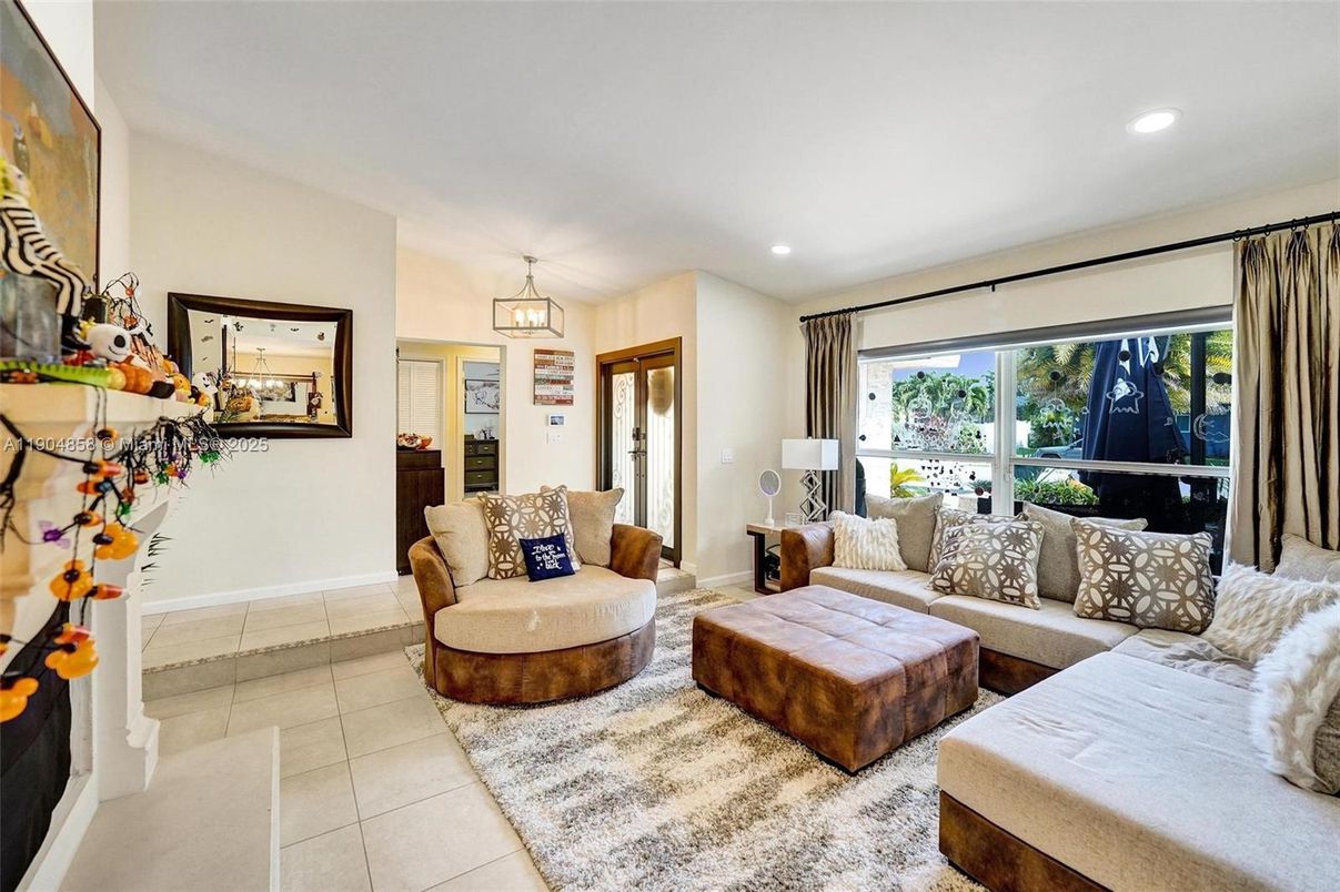 Interior, Living room, Pendant Lights, Recessed Lighting