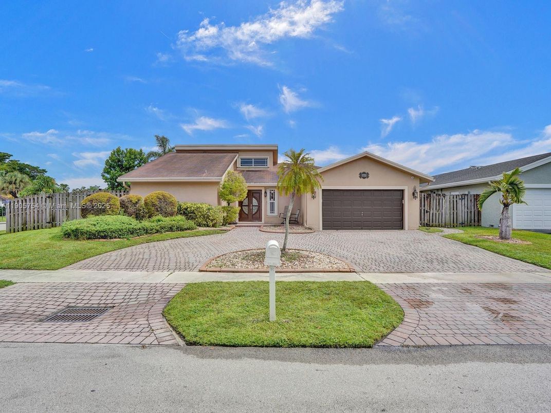 Attached, Exterior, Facade, Ranch