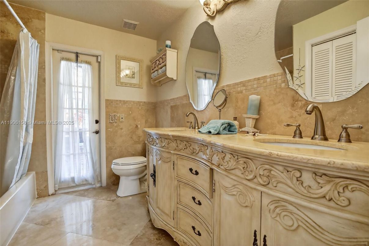 Bathroom, Dual Sink Vanities, Interior