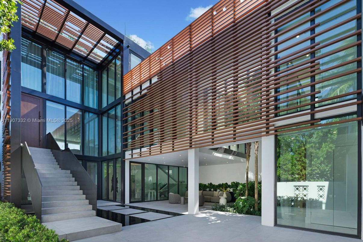 Exterior, Facade, Modern