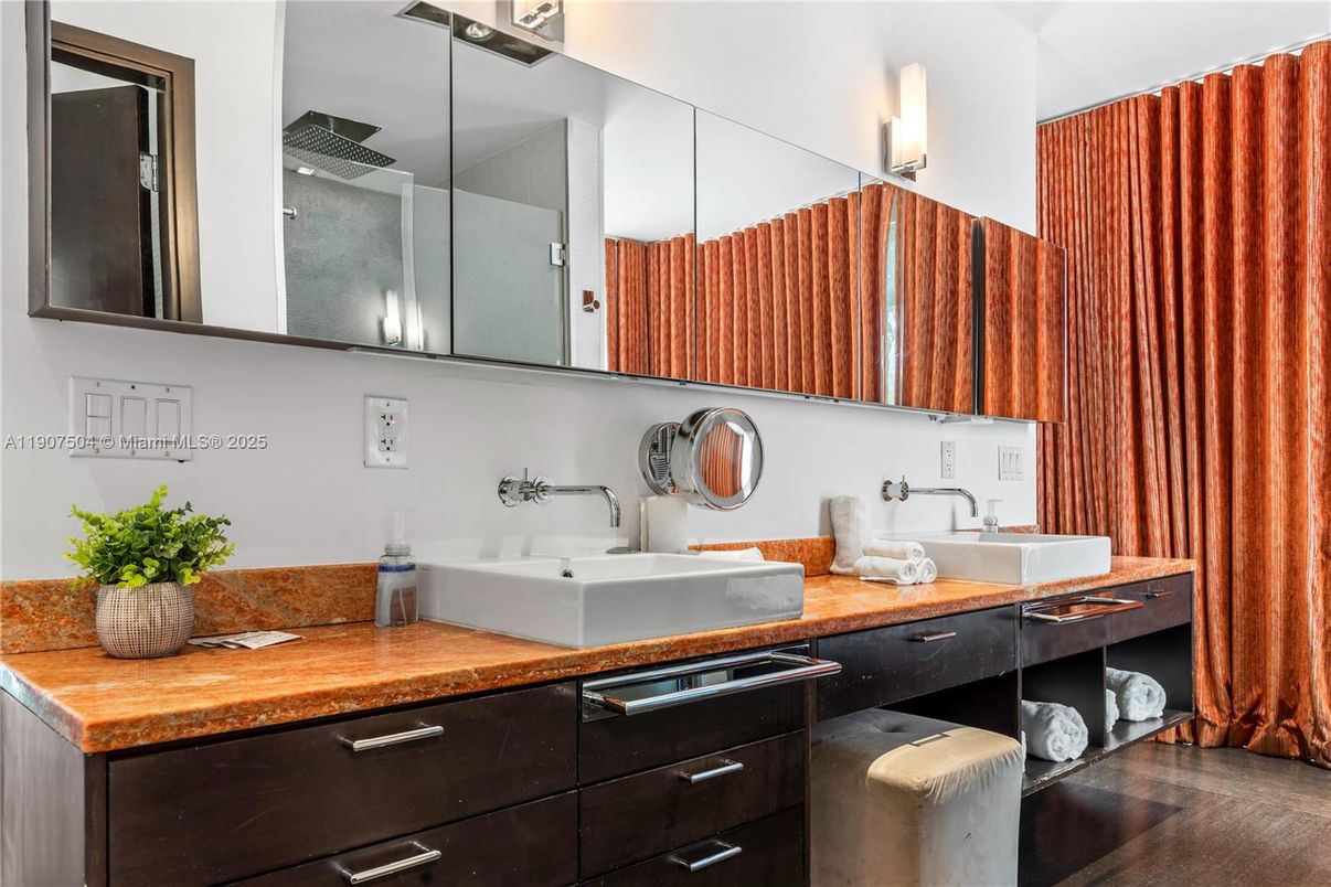 Bathroom, Dual Sink Vanities, Interior