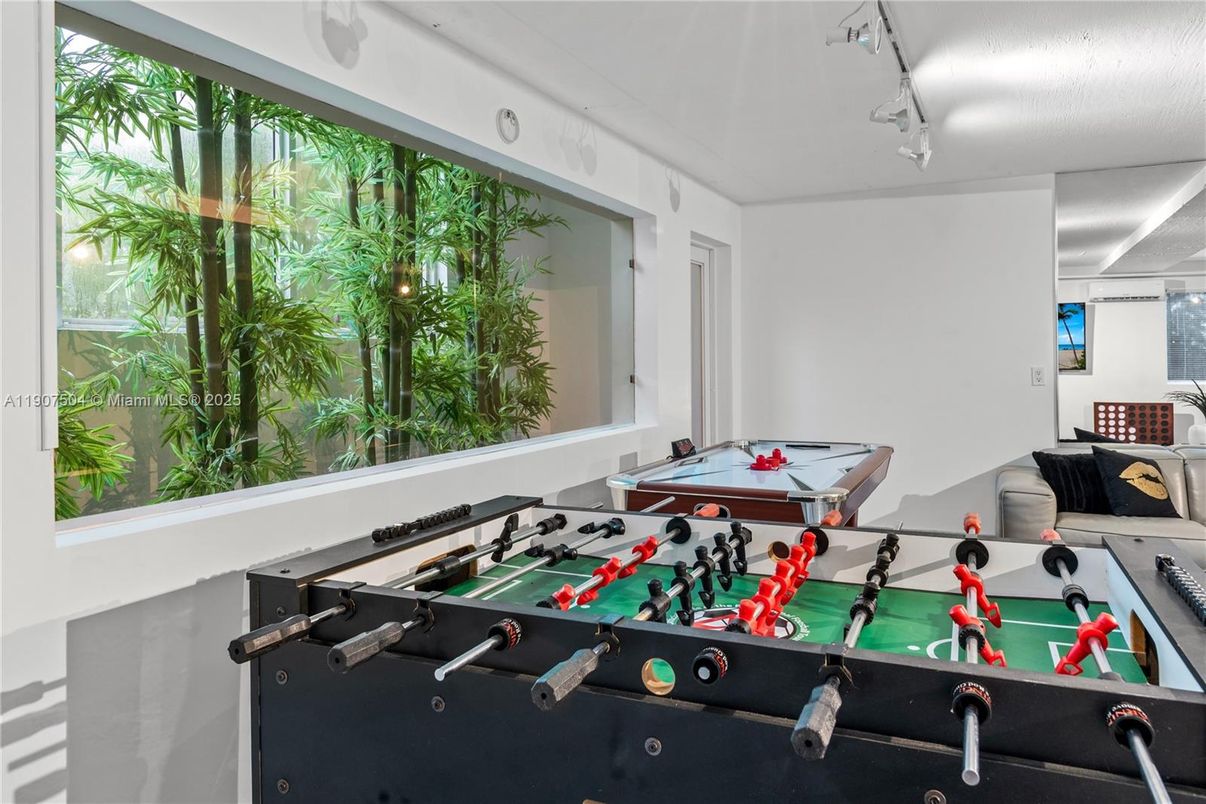 Billiard Table, Game Room, Interior