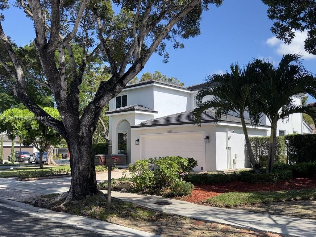 Attached, Exterior, Facade, Mediterranean