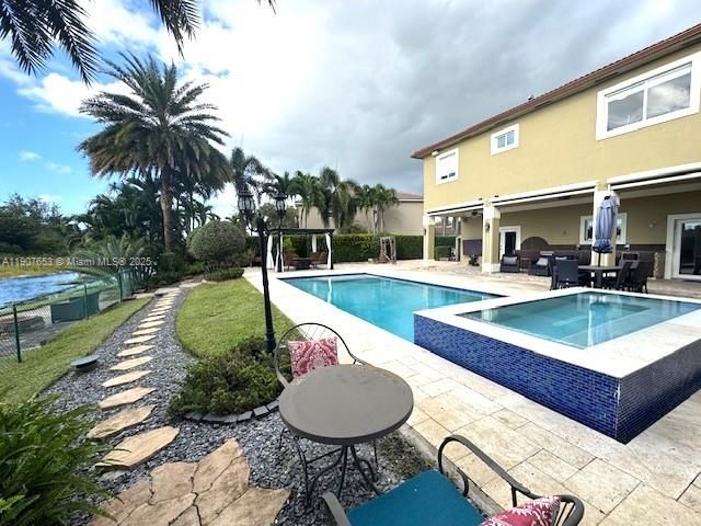 Exterior, Pool, Water