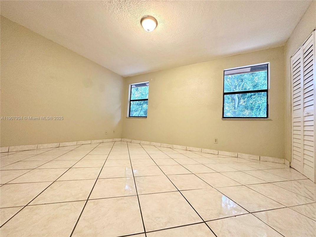 Empty room, Interior