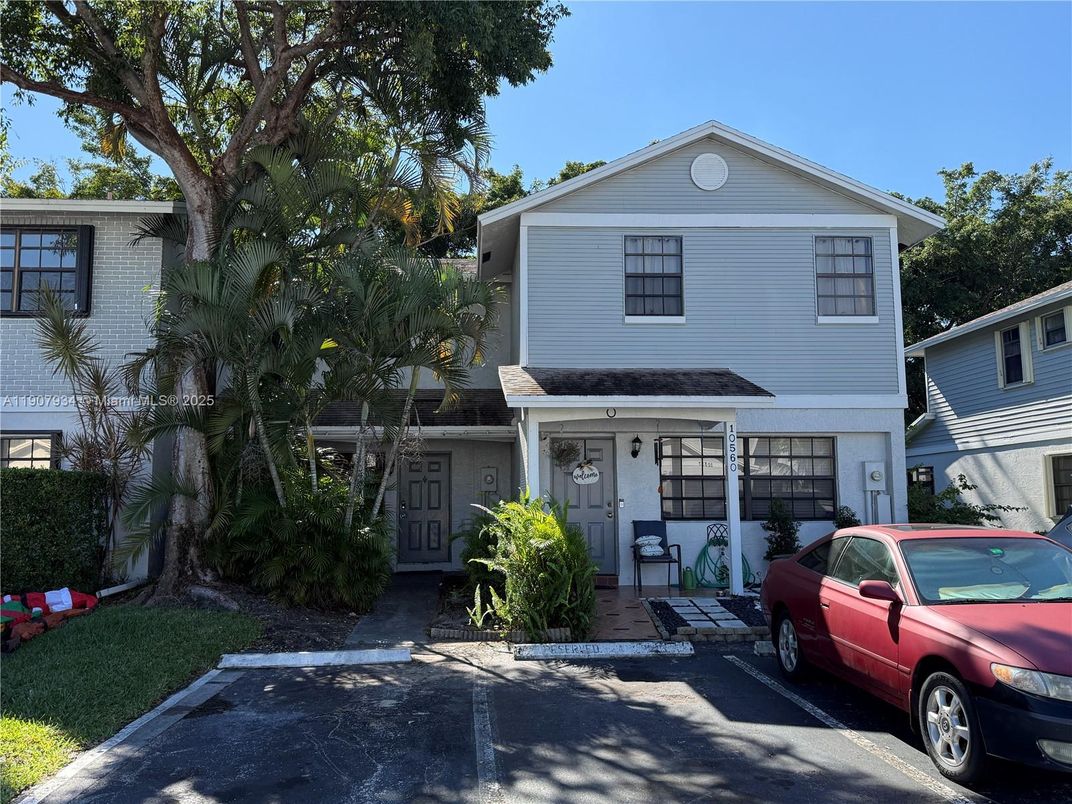 Exterior, Facade, Split Level