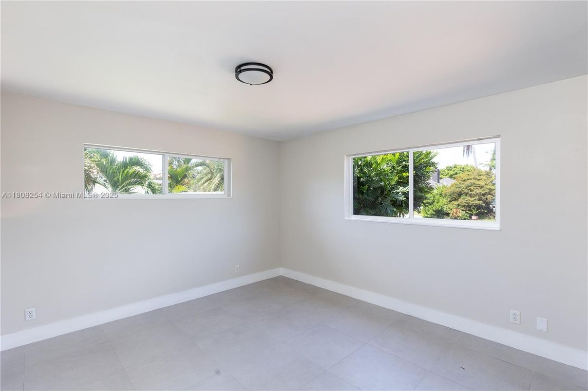 Empty room, Interior