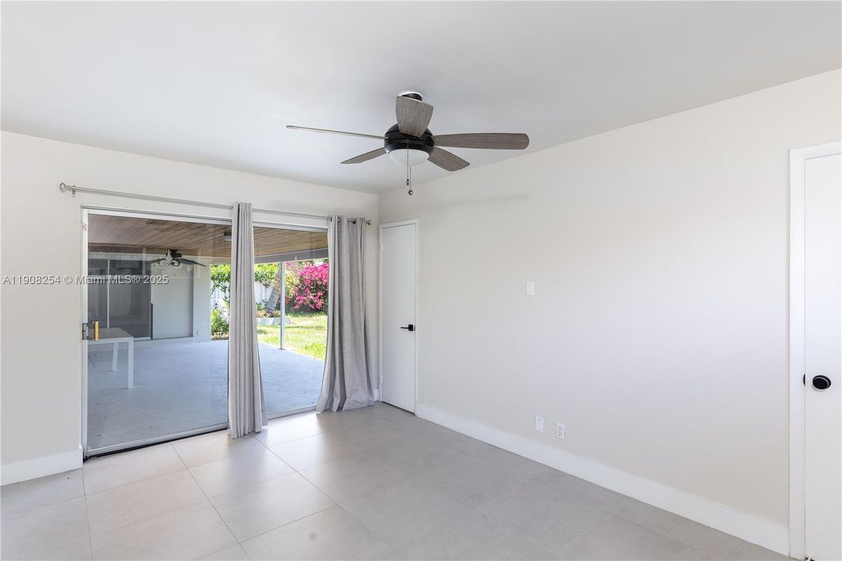 Empty room, Interior