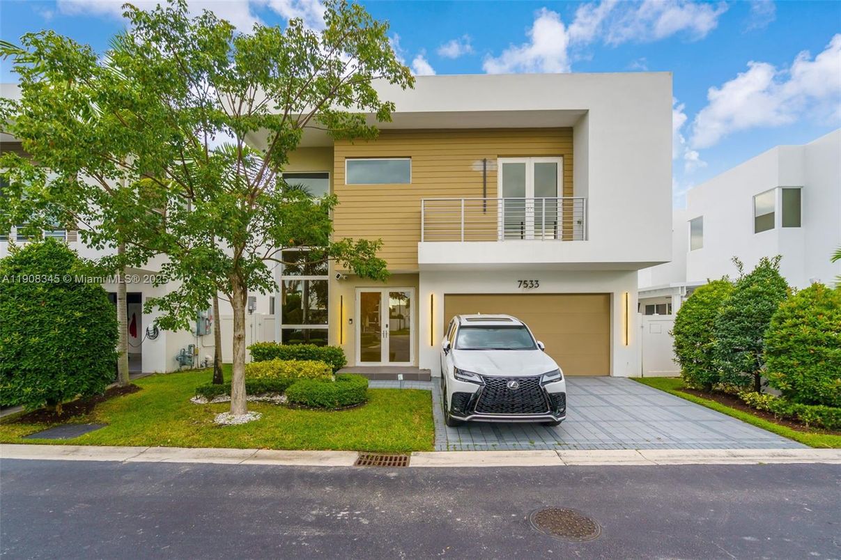 Attached, Exterior, Facade, Modern