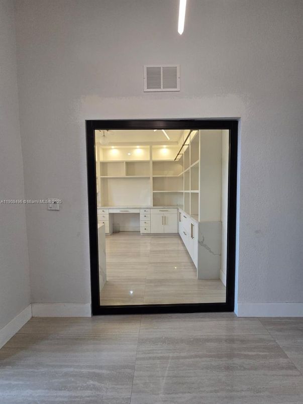 Empty room, Interior