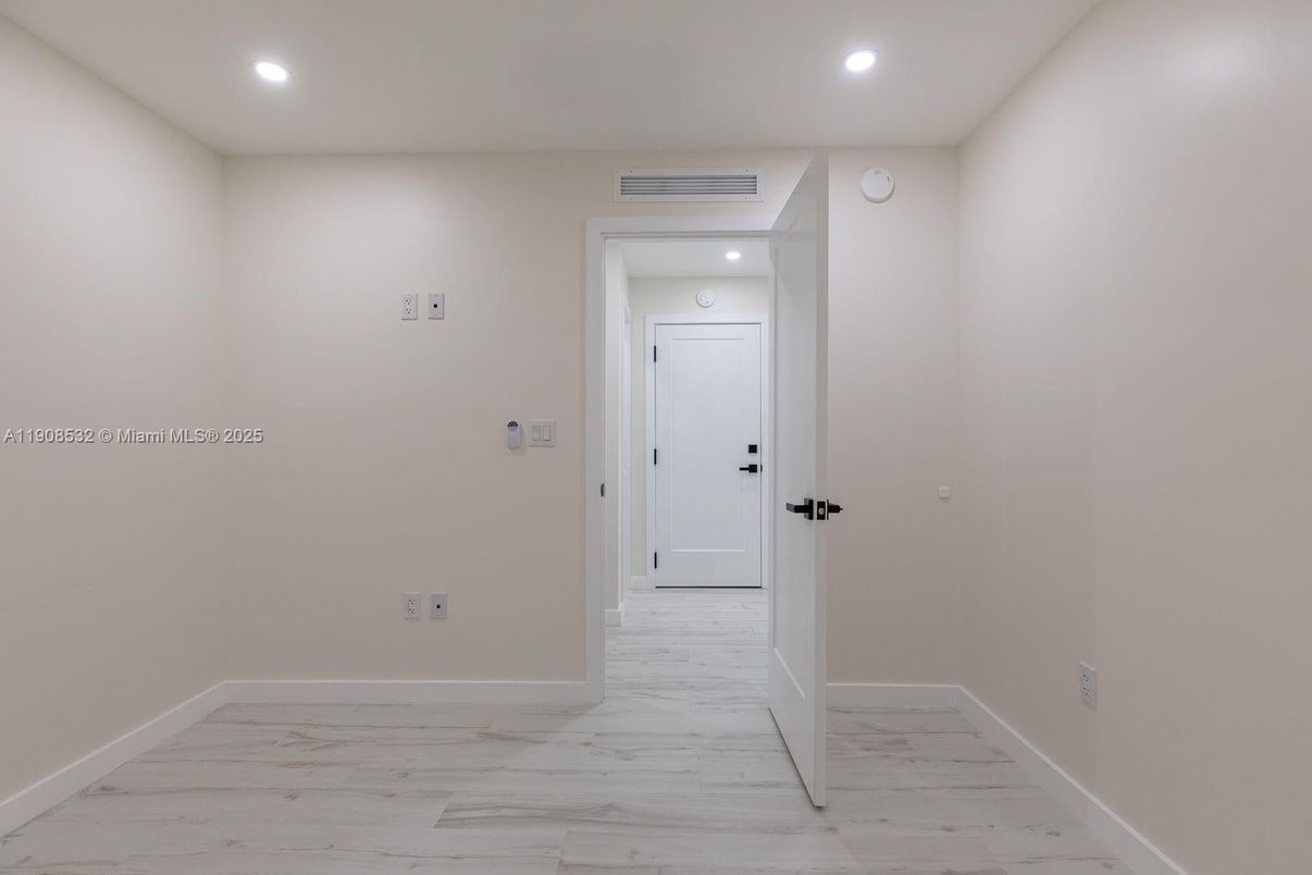 Empty room, Interior, Marble, Recessed Lighting
