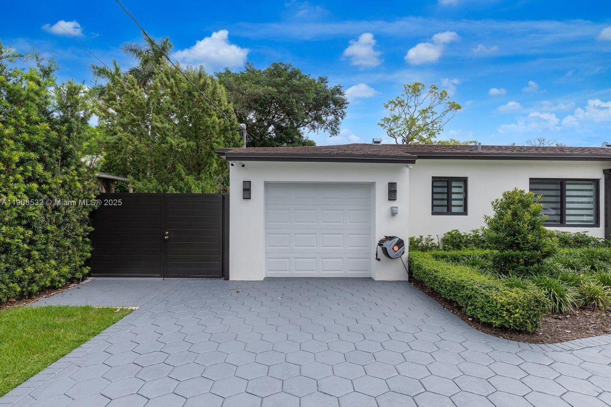 Detached Garage, Exterior