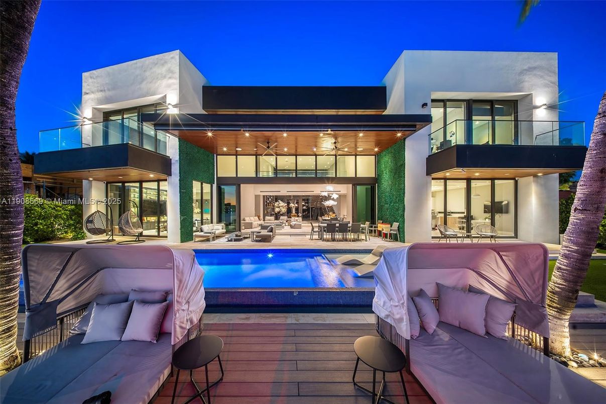 Exterior, Facade, Pool, Modern