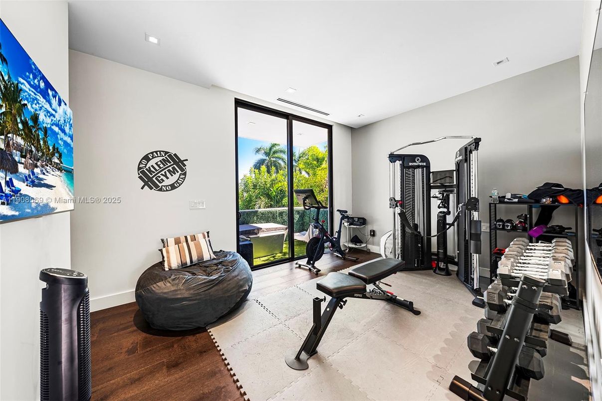 Fitness Equipment, Interior, Recessed Lighting, Wood Texture Flooring