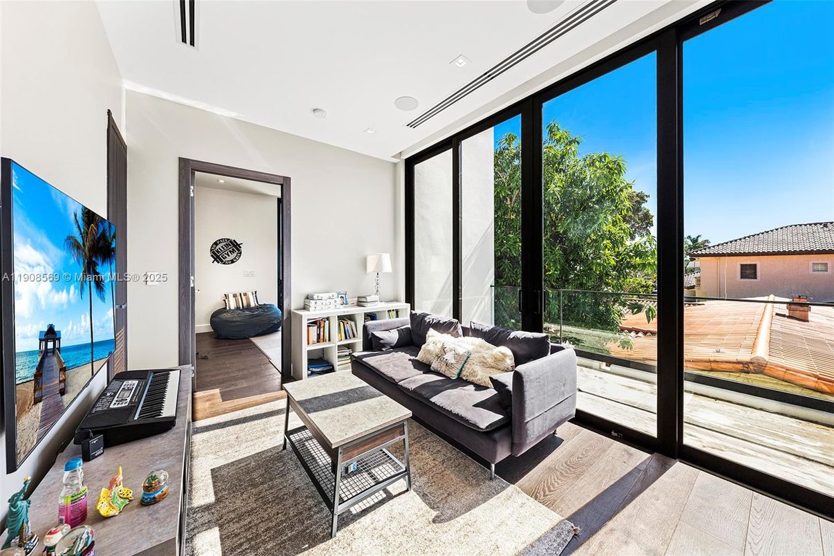 Interior, Living room, Recessed Lighting, Water, Wood Texture Flooring