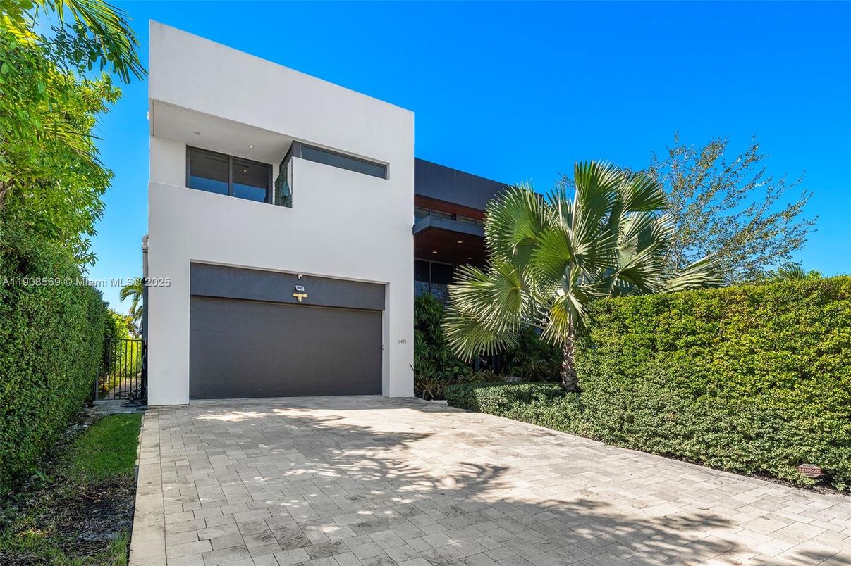 Attached, Exterior, Facade, Modern