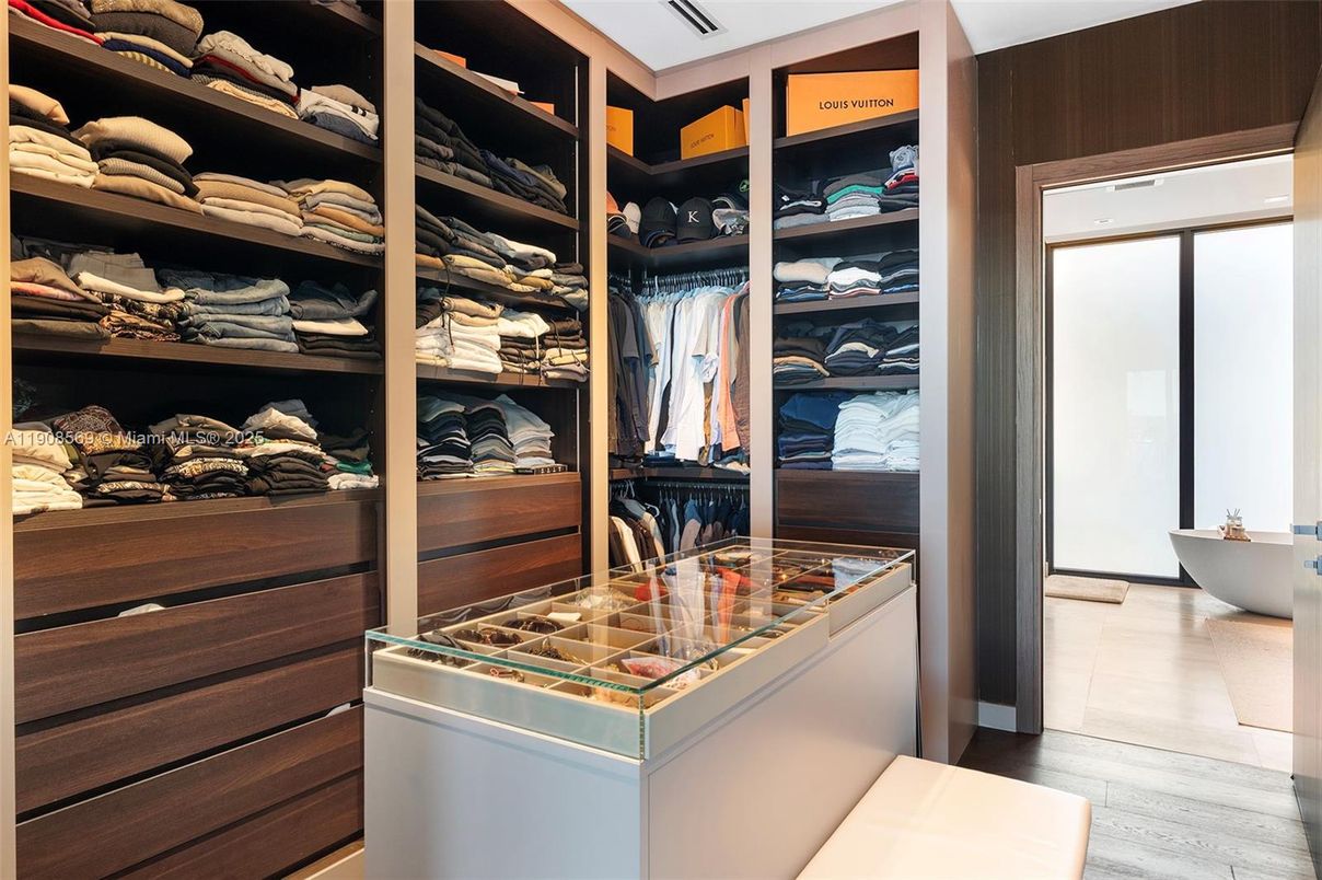 Interior, Walk-in Closets, Wood Texture Flooring