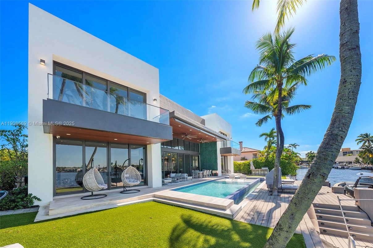 Backyard, Exterior, Facade, Pool, Water, Modern