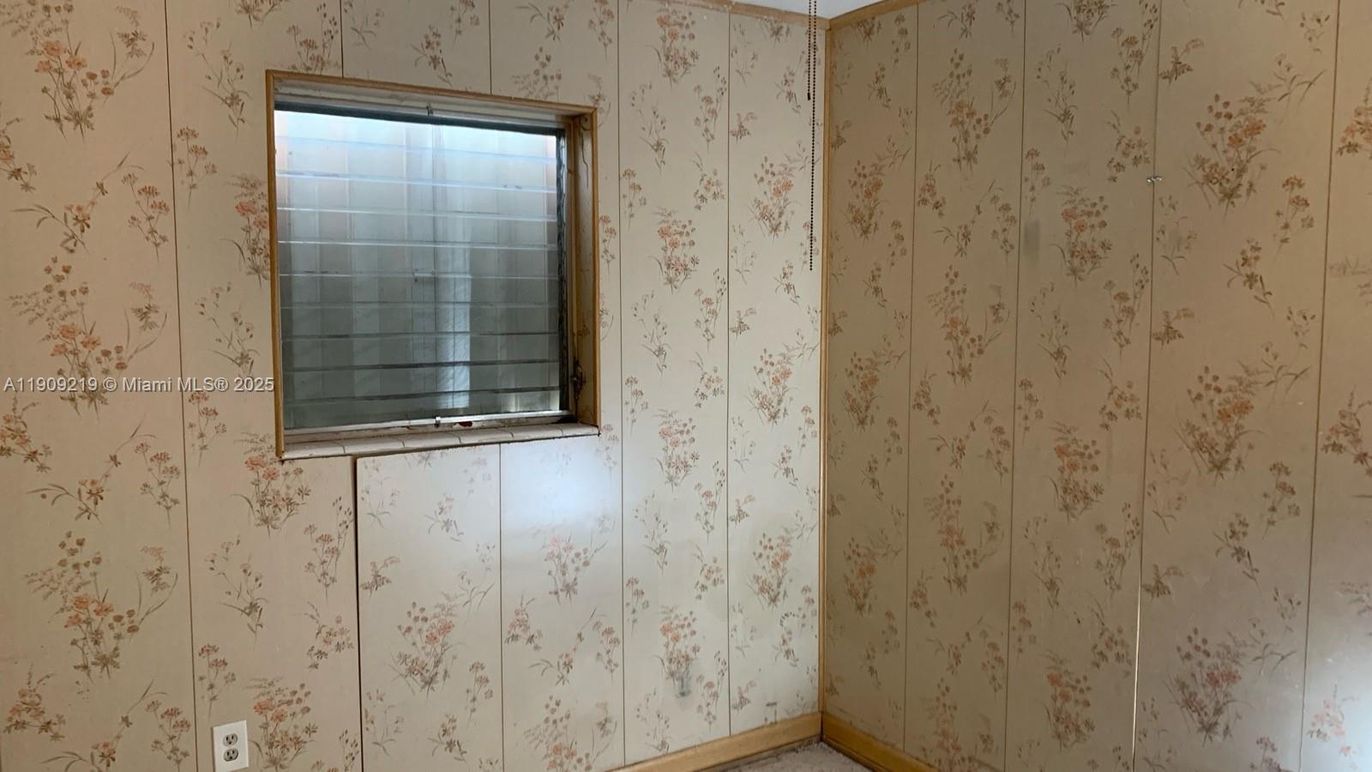 Empty room, Interior