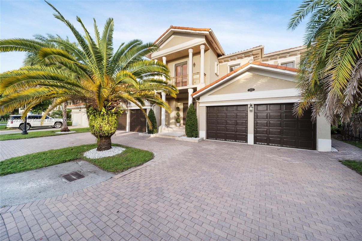 Attached, Exterior, Facade, Mediterranean