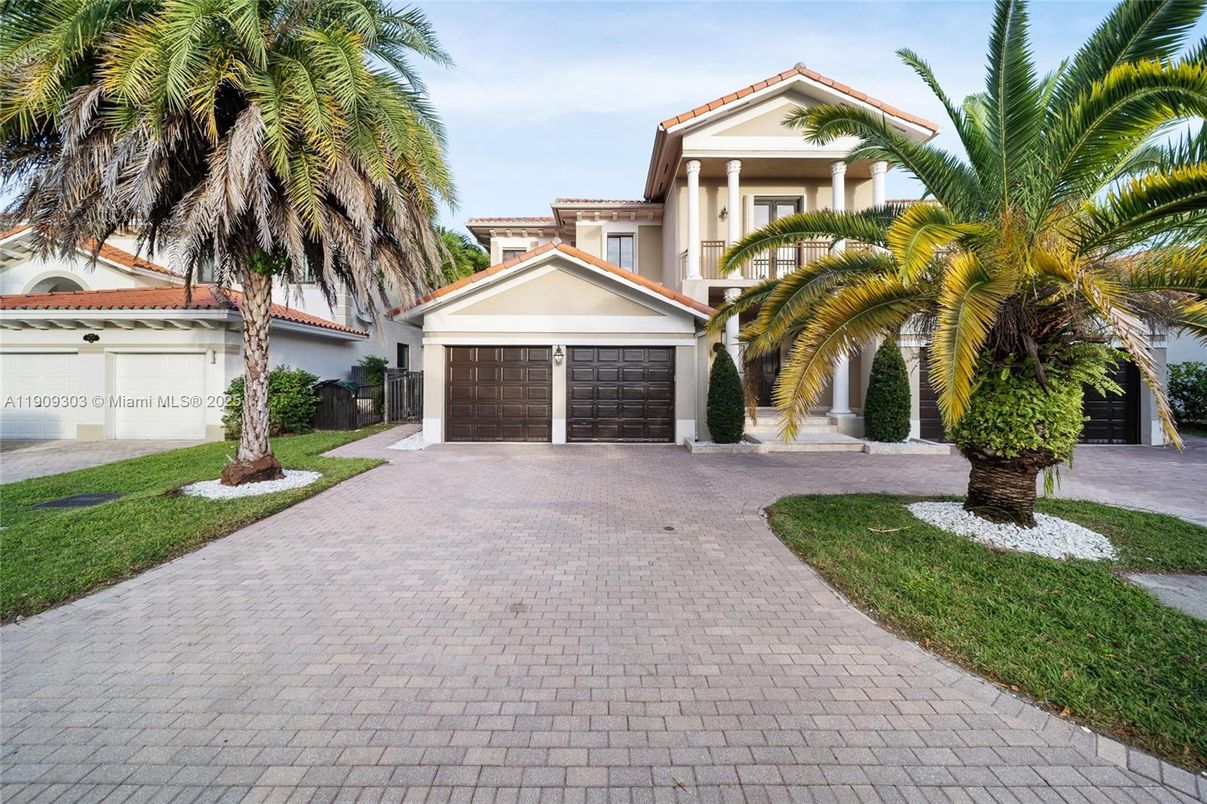 Attached, Exterior, Facade, Mediterranean