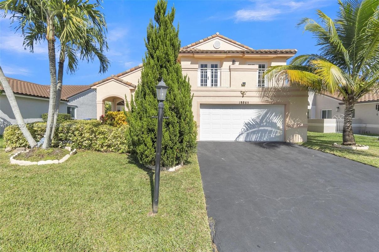 Attached, Exterior, Facade, Mediterranean