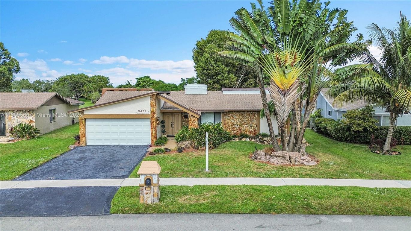 Attached, Exterior, Facade, Ranch