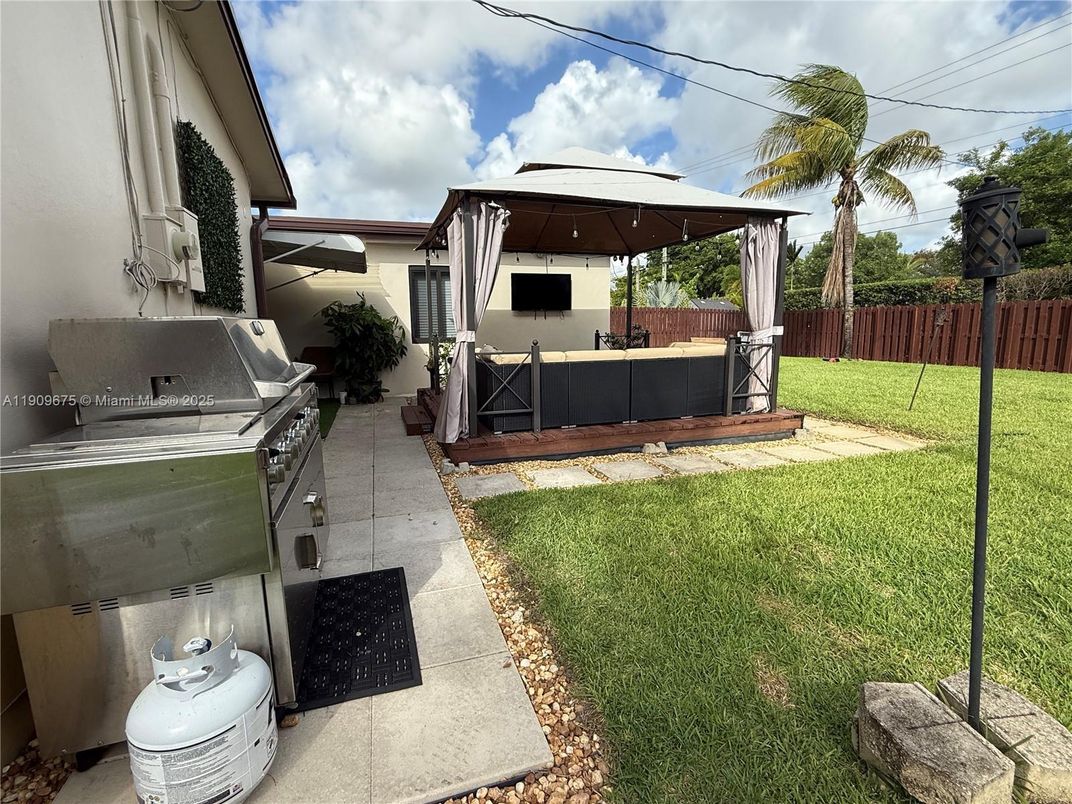 Backyard, Exterior, Outdoor Kitchen