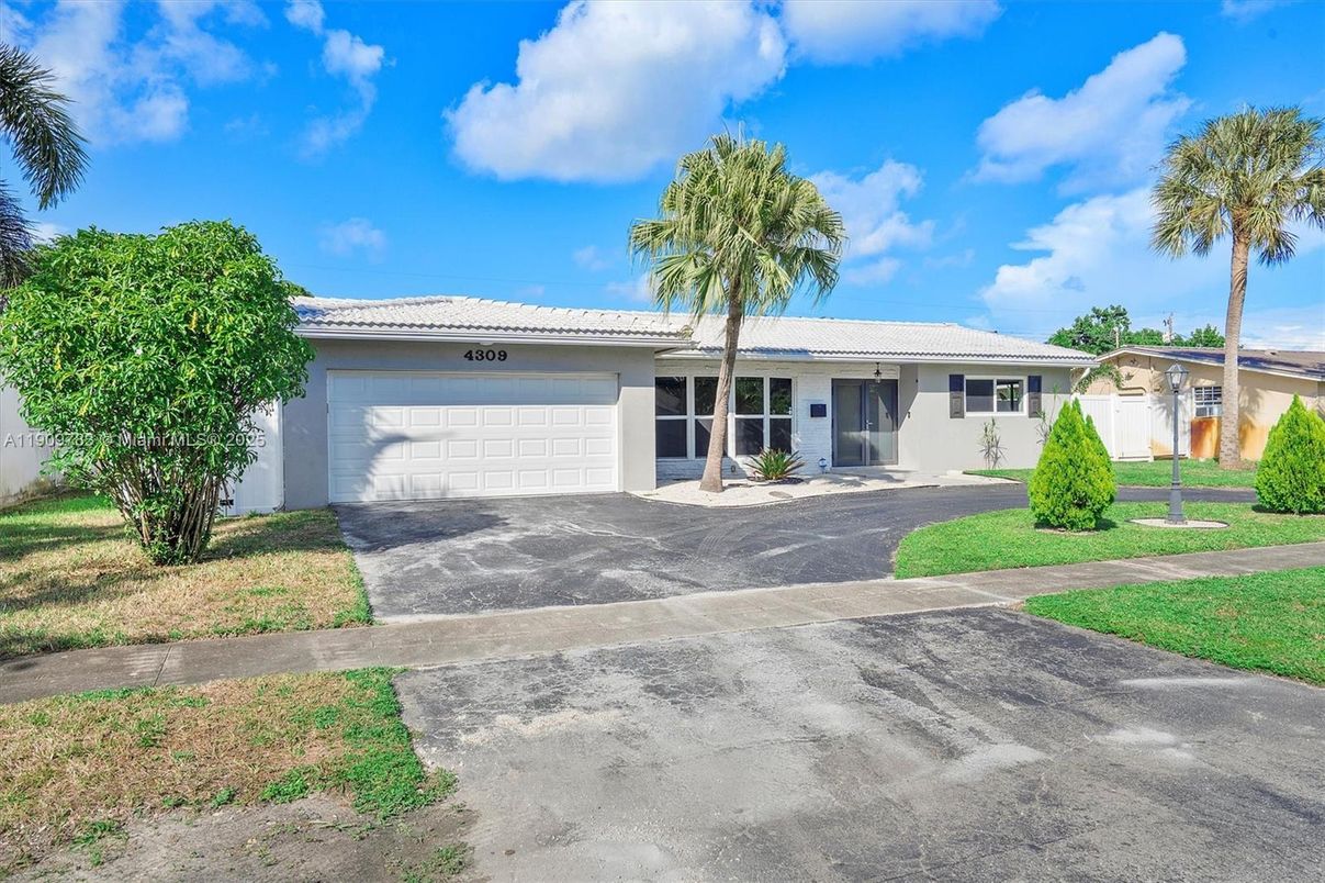 Attached, Exterior, Facade, Ranch