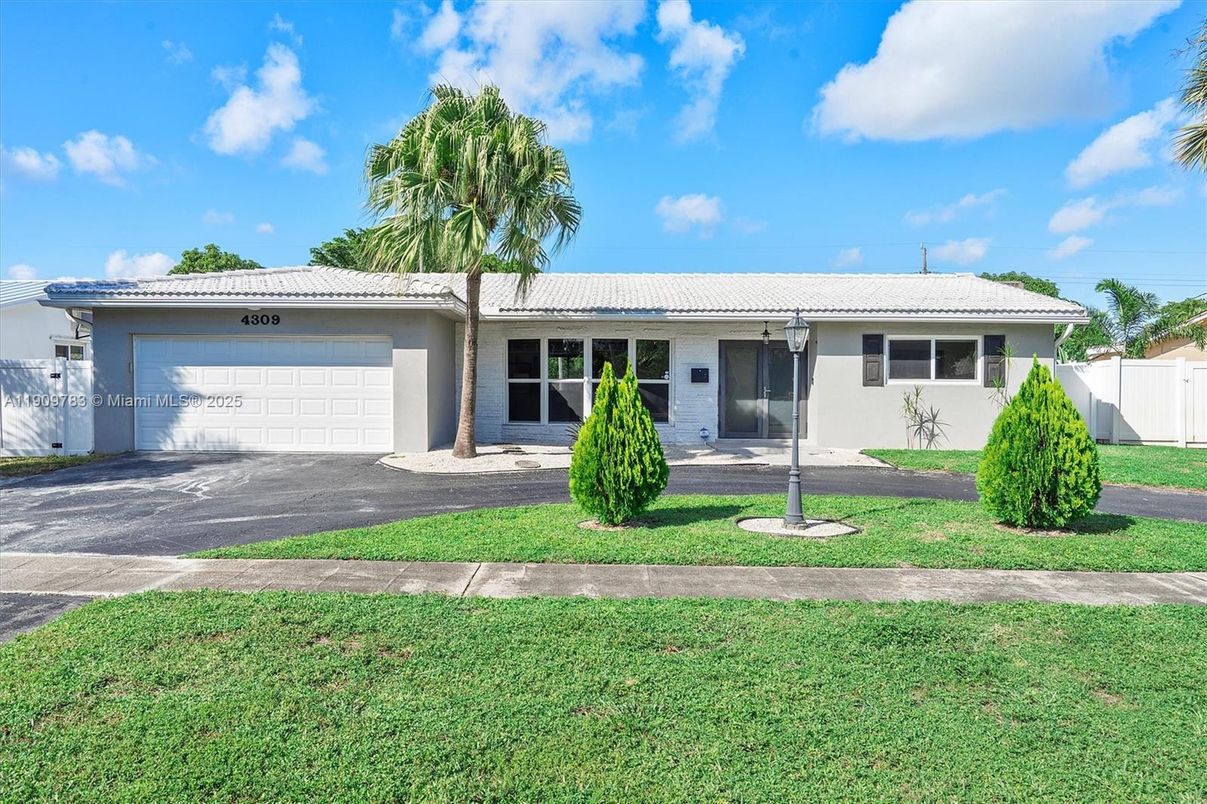 Attached, Exterior, Facade, Ranch