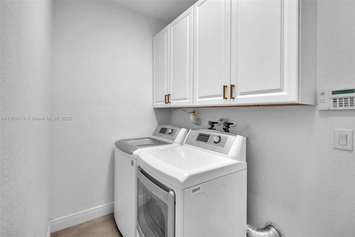 Interior, Washer, Wood Texture Flooring