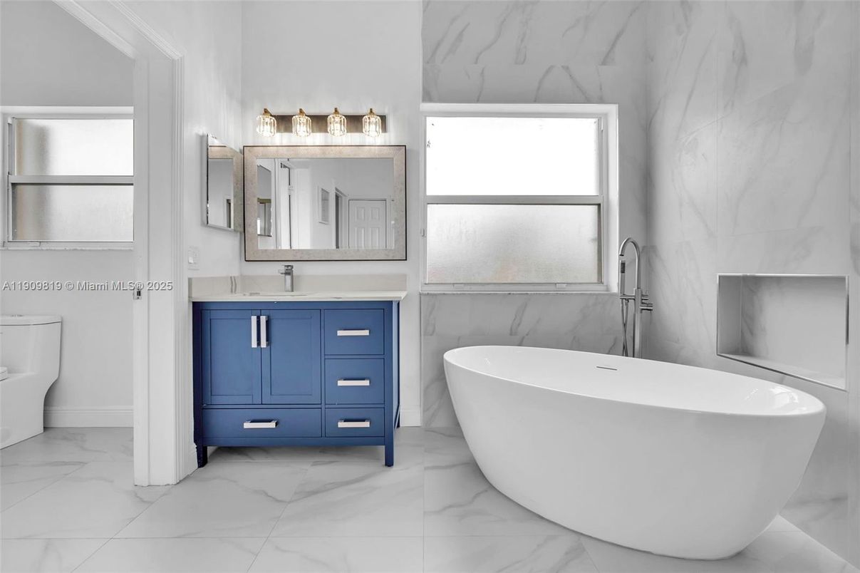 Bathroom, Free Standing Baths, Interior, Marble, Marble Walls