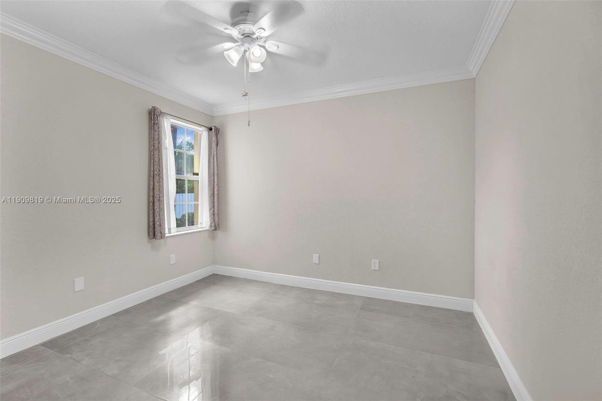 Empty room, Interior