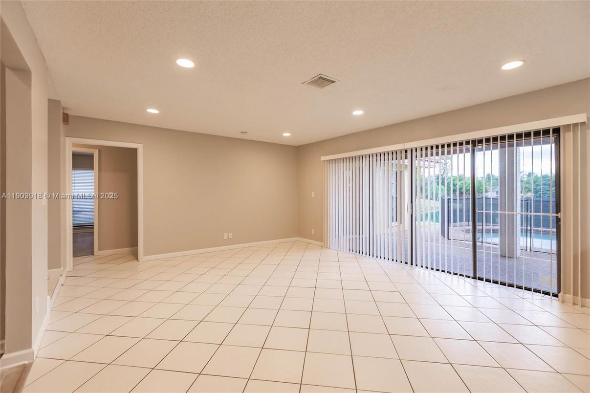 Empty room, Interior, Recessed Lighting