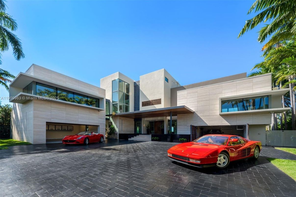 Attached, Exterior, Facade, Modern