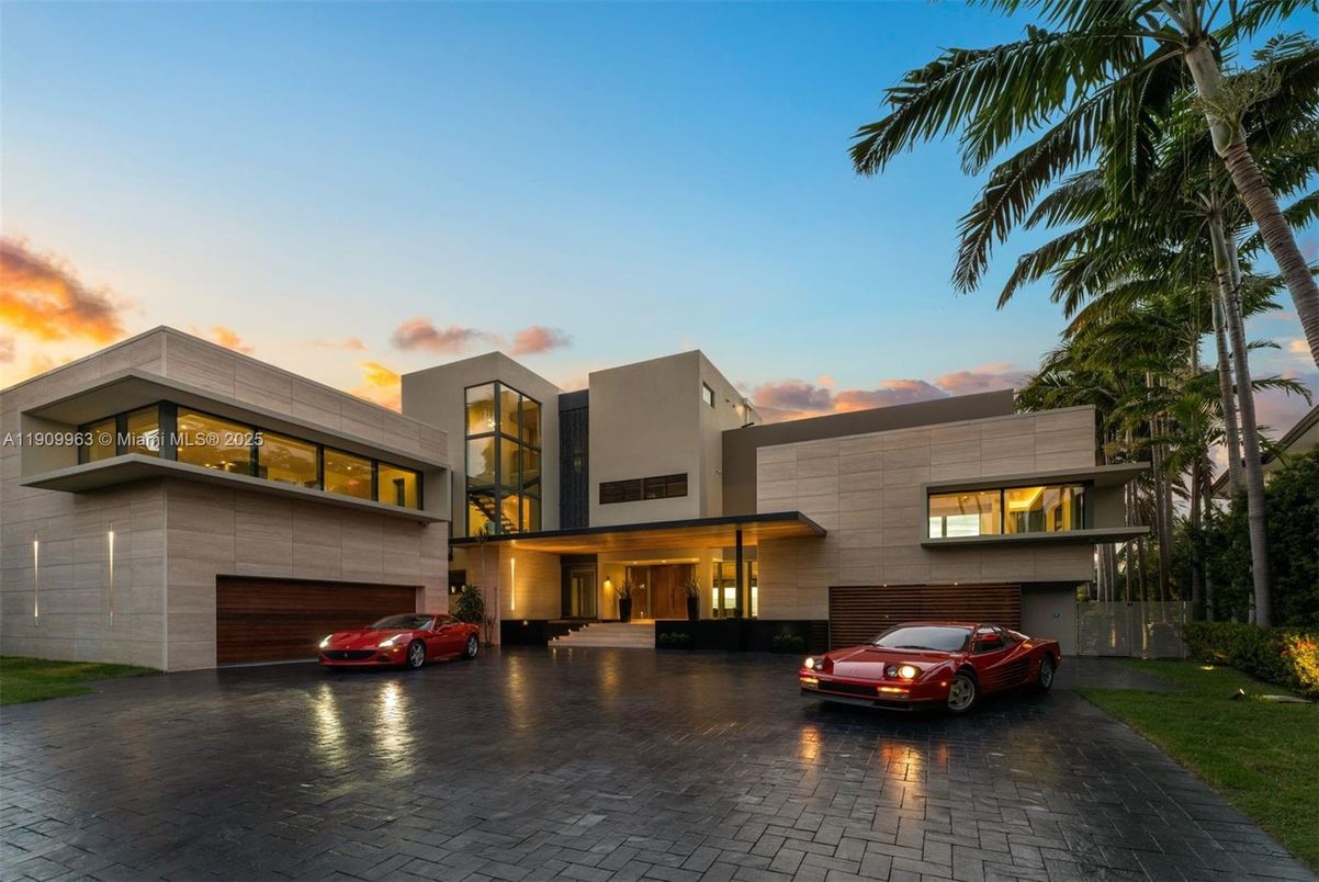 Attached, Exterior, Facade, Modern