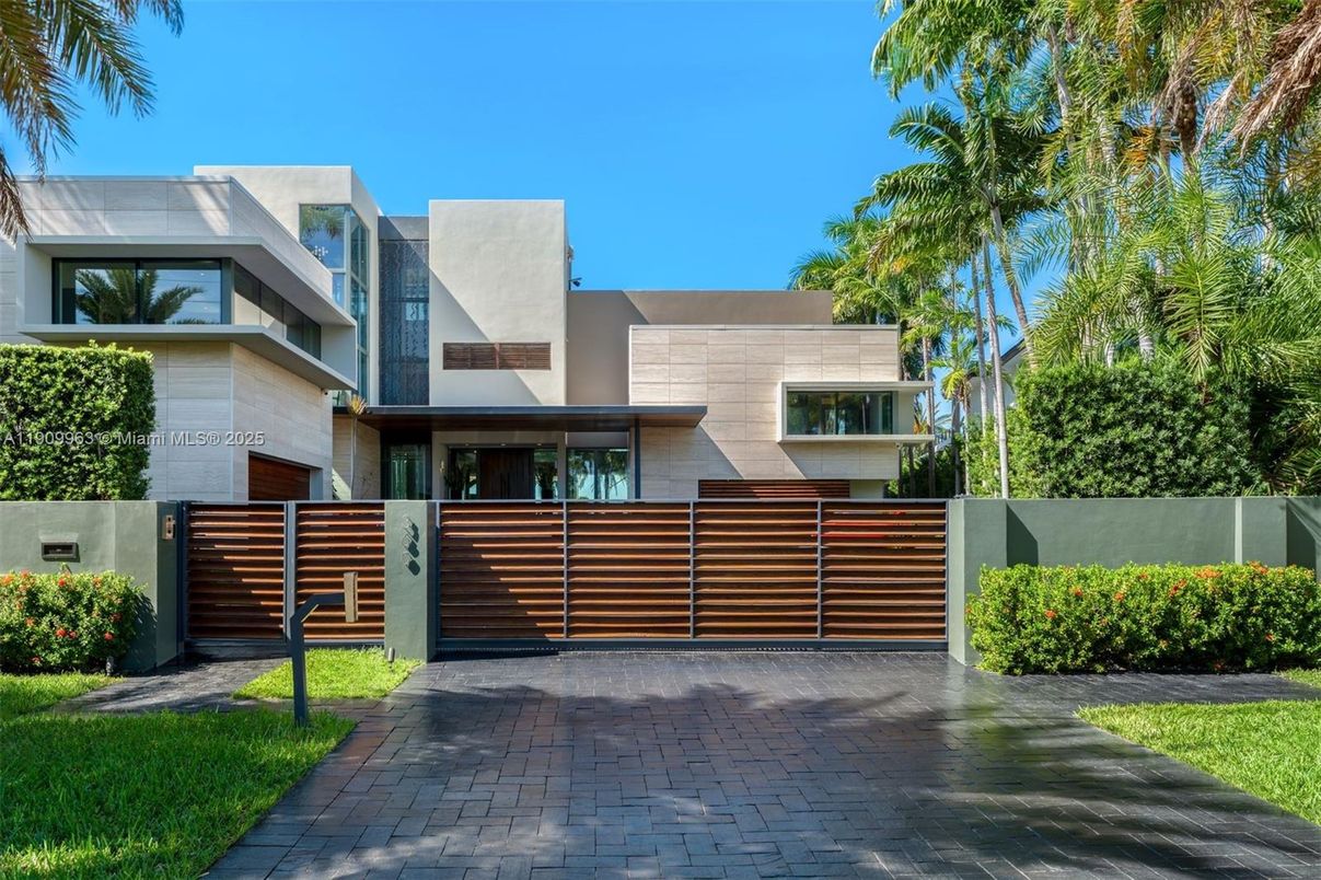 Exterior, Facade, Modern