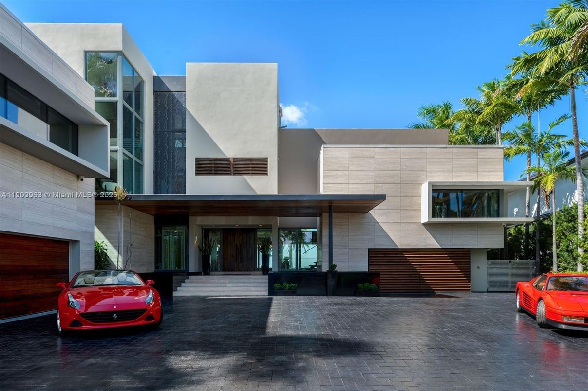 Exterior, Facade, Modern